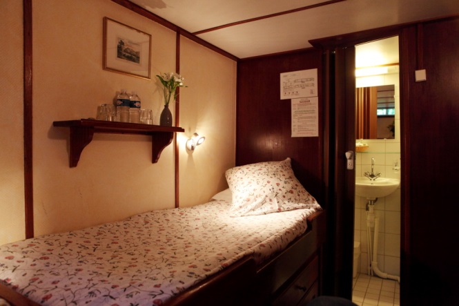 https://boatbiketours.com/wp-content/gallery/barge-caprice/Caprice-Hut-2.jpg