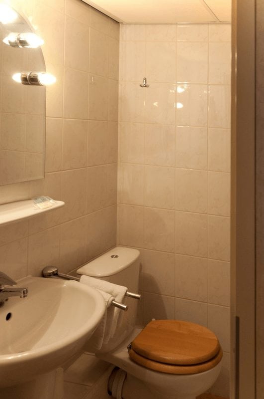 https://boatbiketours.com/wp-content/uploads/2018/02/Fluvius_cabin_bathroom.jpg