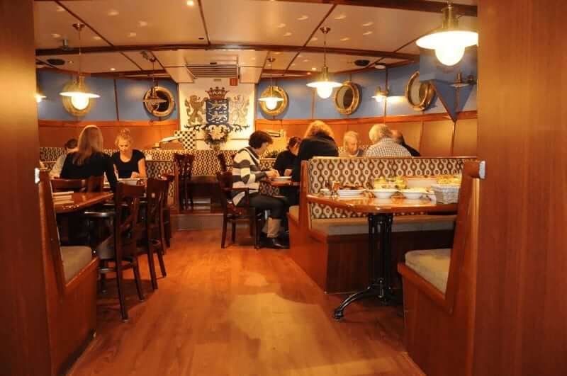 https-boatbiketours-com-wp-content-uploads-2018- https://boatbiketours.com/wp-content/uploads/2018/02/Mare_fan_Frysl%C3%A2n_restaurant_guests.jpg