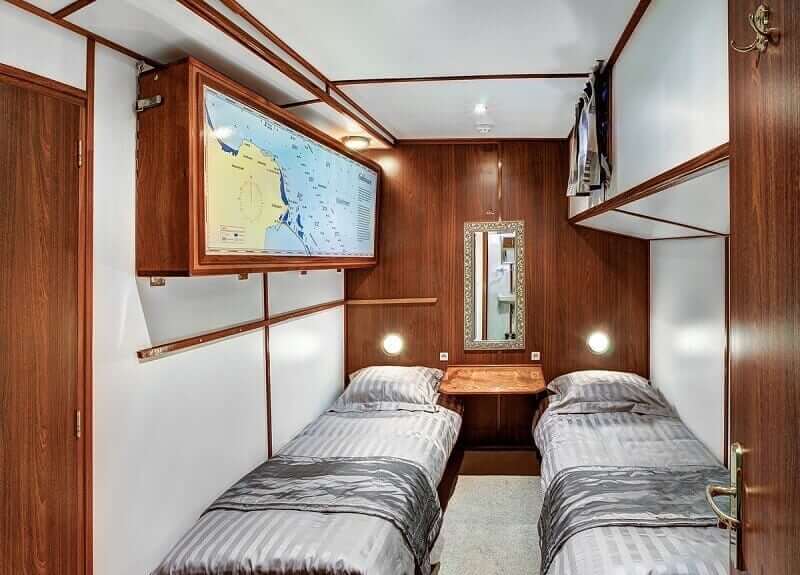 https-boatbiketours-com-wp-content-uploads-2018- https://boatbiketours.com/wp-content/uploads/2018/02/Mare_fan_Frysla%CC%82n_cabin_twin_small-1.jpg