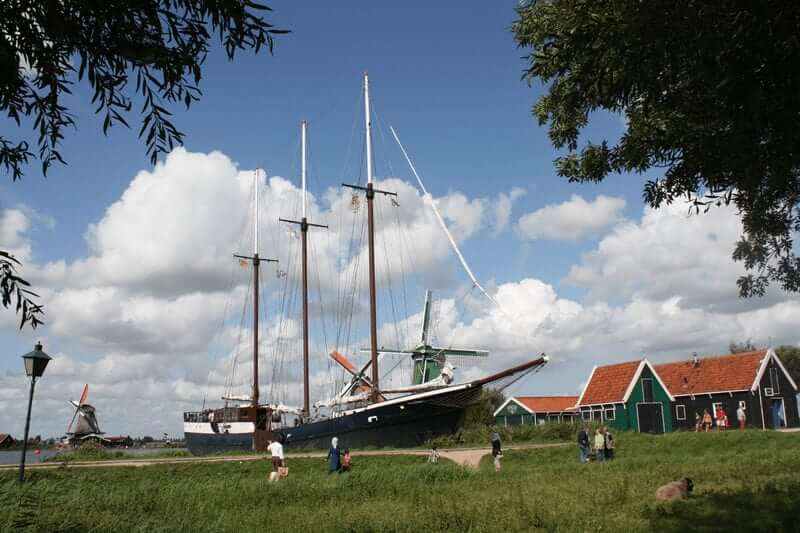 https-boatbiketours-com-wp-content-uploads-2018- https://boatbiketours.com/wp-content/uploads/2018/02/Mare_fan_Frysl%C3%A2n_moored_Zaanse_Schans_1.jpg