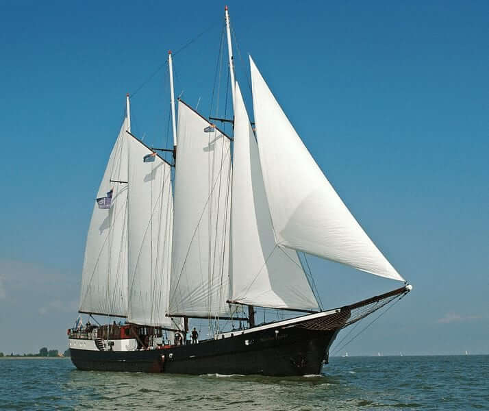 https://boatbiketours.com/wp-content/uploads/2018/02/Mare_fan_Frysl%C3%A2n_sailing_full_sail_2.jpg