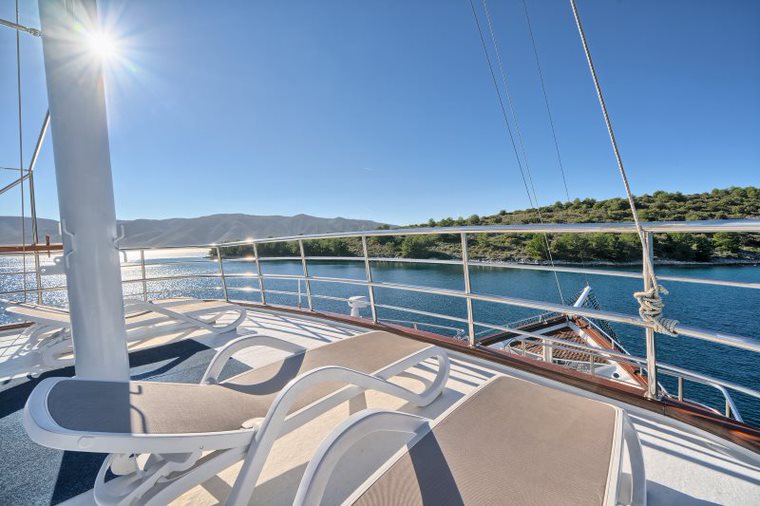 Barco Magellan deck