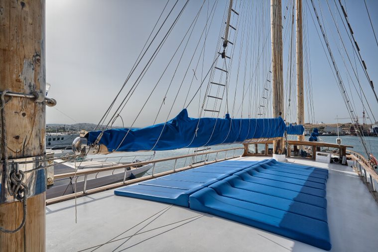 Barco Thalassa deck