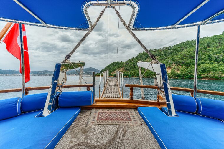 Barco Thalassa deck