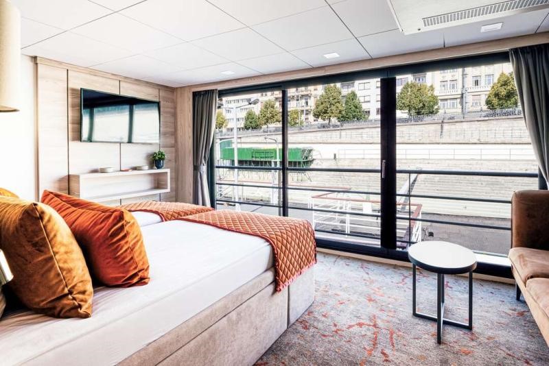 Barco Vivienne 332